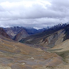 Ladakh. Vallée menant au col de Sengee la.