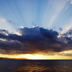 Coucher de soleil vu de l'île Lopévi, Vanuatu.
