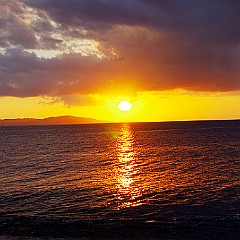 Coucher de soleil vu de l'île Lopévi, Vanuatu.