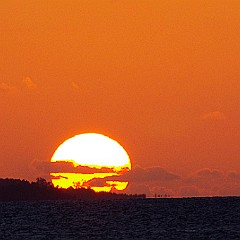 Coucher de soleil vu de l'île Lopévi, Vanuatu.
