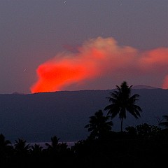 De île Paama (Vanuatu) vue sur l'île d'Ambrym avec les cratères du Benbow et Marum et leur lac de lave qui éclairent les panaches de fumée.