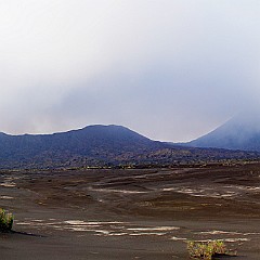Île d'Ambrym, Vanuatu, caldeira avec les cratères du Benbow (à gauche) et du Marum (à droite).