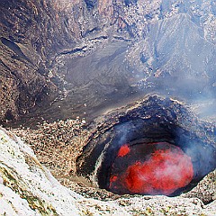 Île d'Ambrym, Vanuatu, le cratère du Marum avec lac de lave.