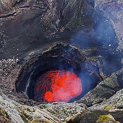 Île d'Ambrym, Vanuatu, le cratère du Marum avec lac de lave.