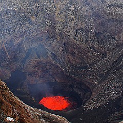 Île d'Ambrym, Vanuatu, le cratère du Marum avec lac de lave.