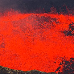 Île d'Ambrym, Vanuatu, le cratère du Marum avec lac de lave.
