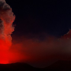Île d'Ambrym, Vanuatu, caldeira avec les cratères du Benbow et du Marum dont les lacs de lace illuminent les panaches de fumée.