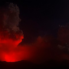 Île d'Ambrym, Vanuatu, caldeira avec les cratères du Benbow et du Marum dont les lacs de lace illuminent les panaches de fumée.