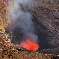 Île d'Ambrym, Vanuatu, le cratère du Benbow et le lac de lave.