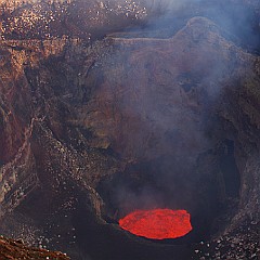 Île d'Ambrym, Vanuatu, le cratère du Benbow et le lac de lave.