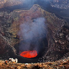Île d'Ambrym, Vanuatu, le cratère du Benbow et le lac de lave.